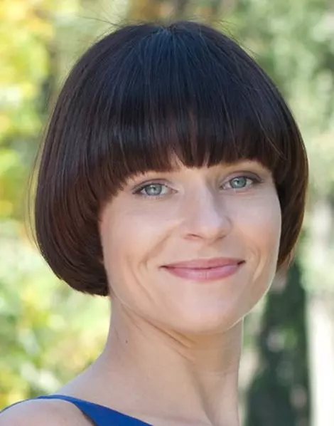 Round Face Haircuts (142 Bilder): Hva en kvinnelig frisyre passer til fulle jenter på middels hår, modell-2021, ikke som krever styling og med bangs 15739_74