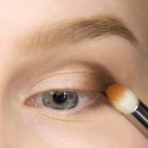 עיניים נטועות מקרוב (45 תמונות): צעד אחר צעד הוראות ליצירת איפור עם חצים, כיצד לקבוע את הסוג ולצבע את העיניים שלך 15751_11
