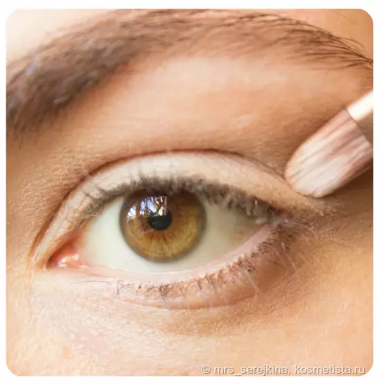Ojos de cerca (45 fotos): instrucciones paso a paso para crear maquillaje con flechas, cómo determinar el tipo y pintar sus ojos 15751_15