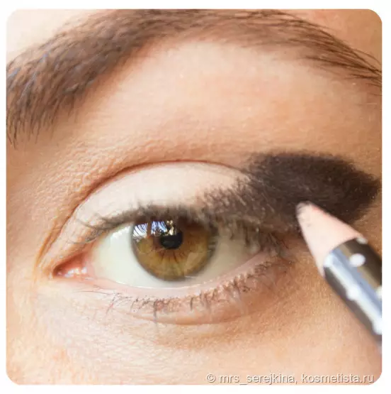 Glaudžiai pasodintos akys (45 nuotraukos): žingsnis po žingsnio, kaip sukurti makiažą su rodyklėmis, kaip nustatyti tipą ir dažyti akis 15751_16