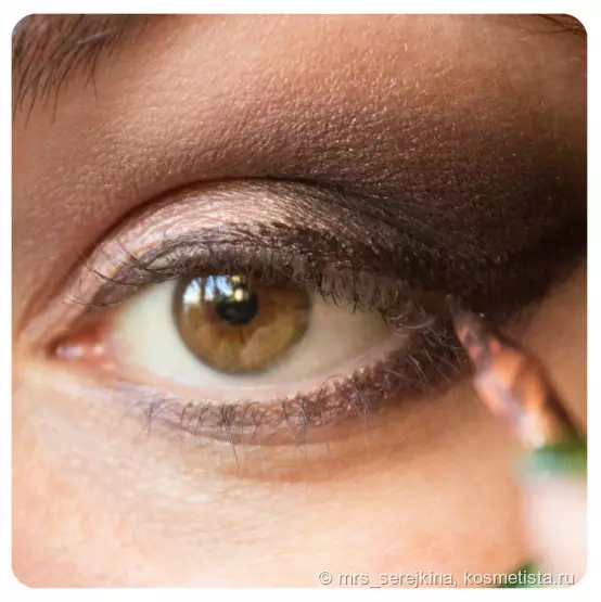 Glaudžiai pasodintos akys (45 nuotraukos): žingsnis po žingsnio, kaip sukurti makiažą su rodyklėmis, kaip nustatyti tipą ir dažyti akis 15751_18