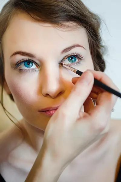 Ojos de cerca (45 fotos): instrucciones paso a paso para crear maquillaje con flechas, cómo determinar el tipo y pintar sus ojos 15751_26