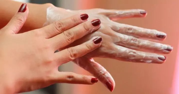 Îngrijirea mâinilor (36 fotografii): Instrumente pentru piele acasă, cum să mențineți o viziune bine menținută după 50 de ani 15777_2