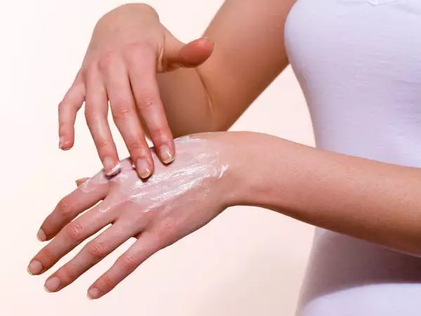 Догляд за руками (36 фото): засоби для шкіри в домашніх умовах, як зберегти доглянутий вигляд після 50 років 15777_27
