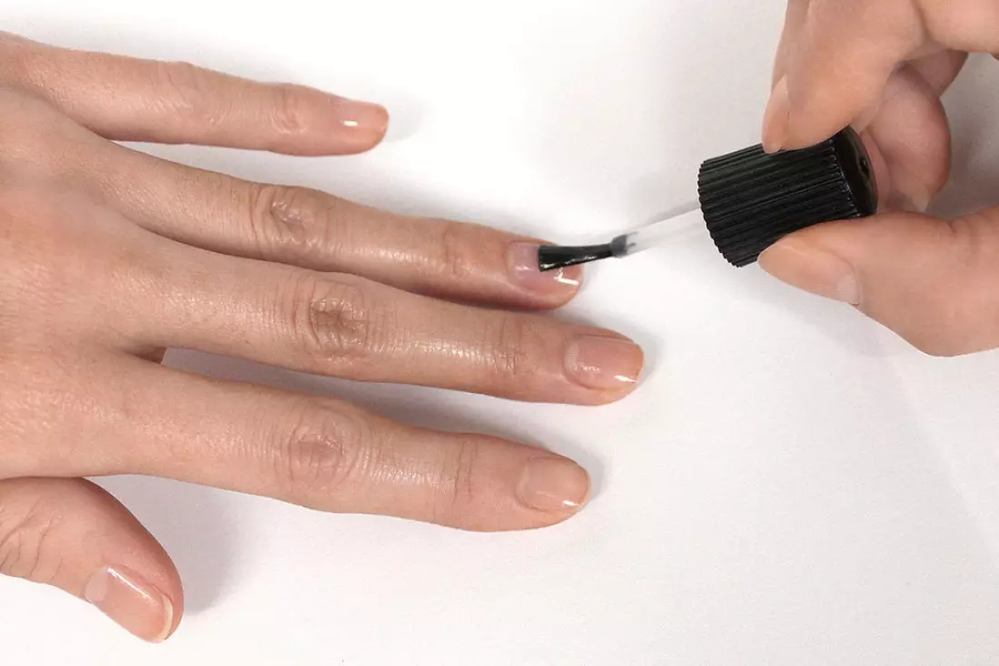 Ногти без праймера. Нанесение лака на ногти. Покрытие гель лаком кисточкой. Ногти накрашенные прозрачным лаком. Покрытие ногтей бесцветным лаком.
