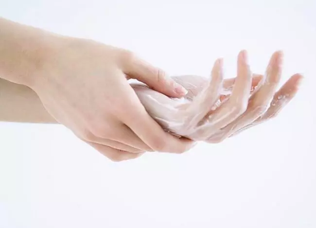 Peeling für Hände (21 Fotos): chemische Option zu Hause auf ihrem eigenen und professionell in der Kabine 15784_15