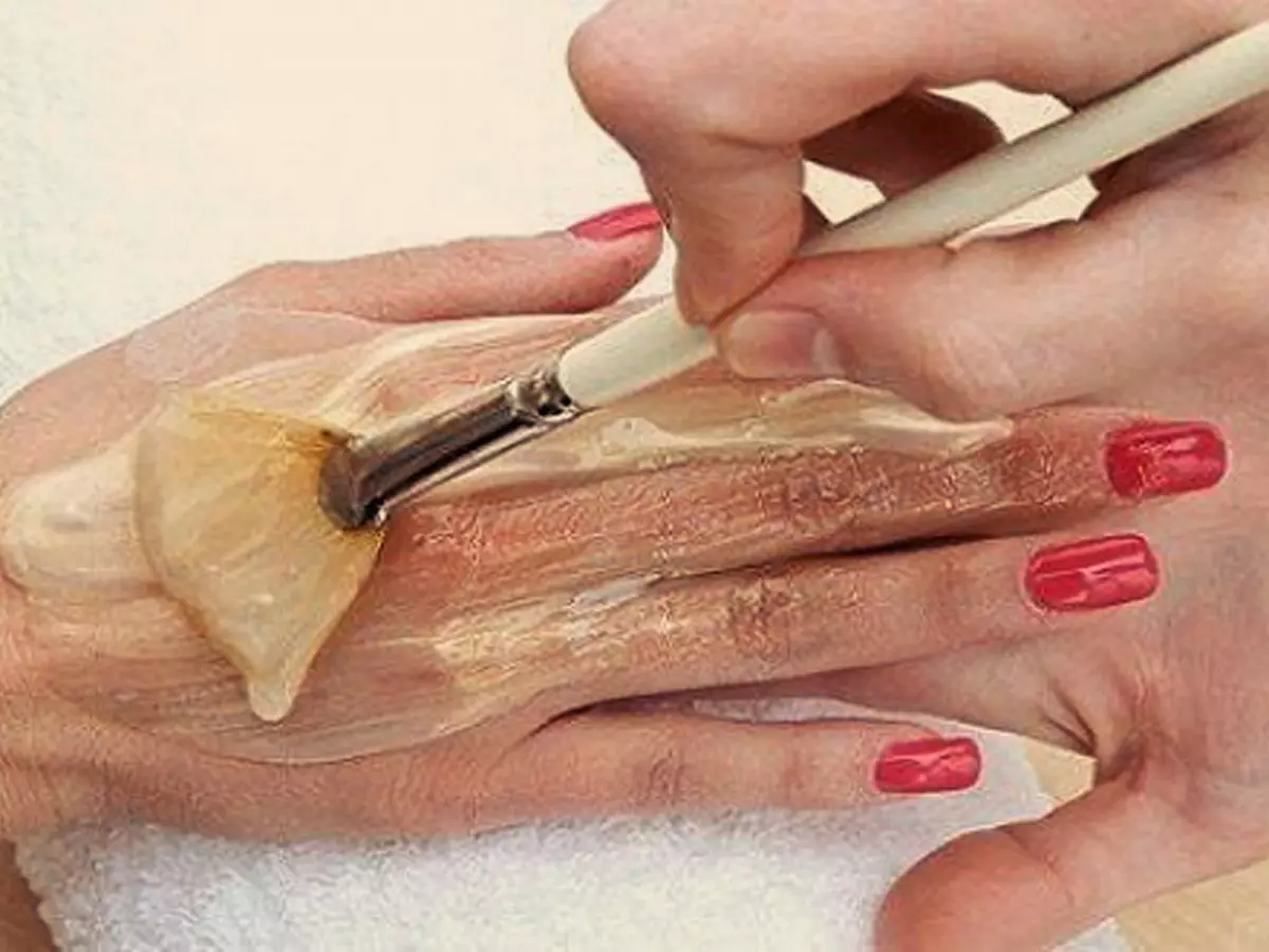 Peeling för händer (21 bilder): Kemiskt alternativ hemma på egen hand och professionell i stugan 15784_6