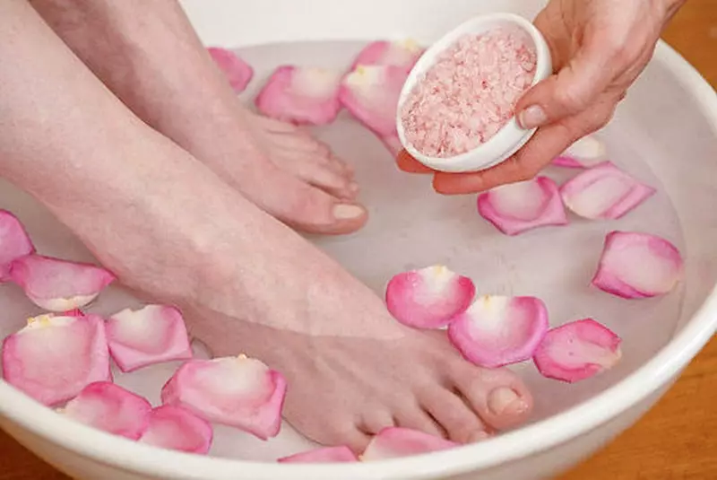 حمام برای پاها با پراکسید هیدروژن (21 عکس): حمام با گلیسیرین از Holopal در خانه، بررسی 15792_18