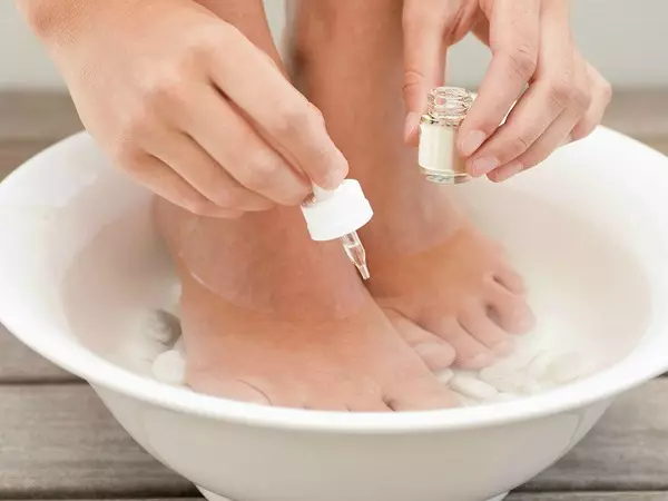 Bath për këmbët me peroksid hidrogjeni (21 foto): dush me glicerinë nga Holopal në shtëpi, shqyrtime 15792_19