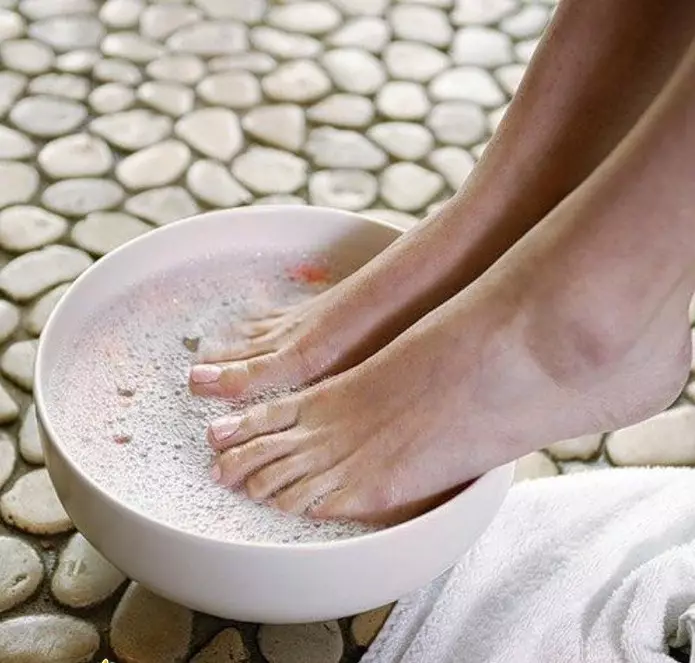 อาบน้ำสำหรับเท้าที่มีไฮโดรเจนเปอร์ออกไซด์ (21 รูป): อาบน้ำกับกลีเซอรีนจาก Holopal ที่บ้านความคิดเห็น 15792_9