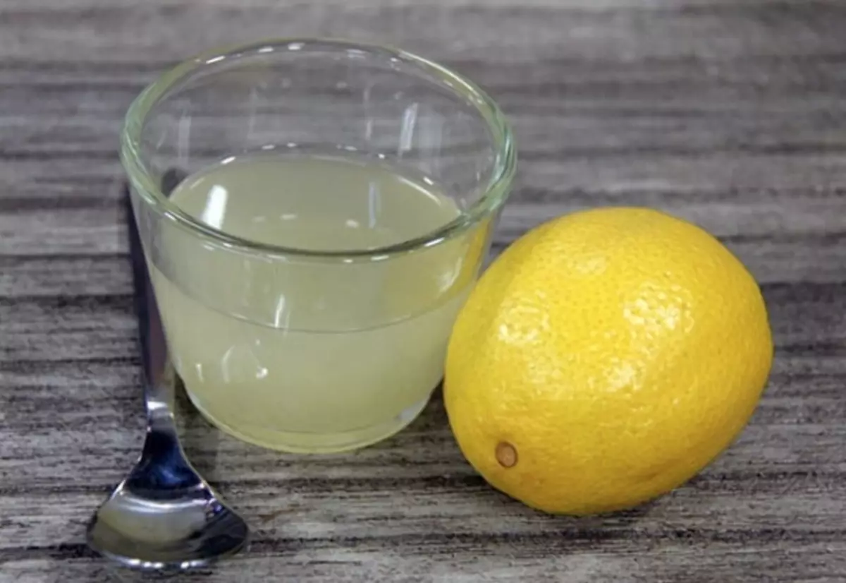 Можно пить сок лимона. Лимонный сок. Сок половины лимона. Лимон и лимонный сок. Лимонный сок фото.