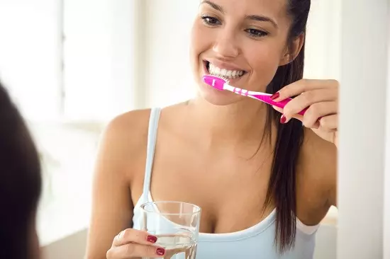 რამდენჯერ დღეში თქვენ უნდა გაიაროთ კბილები? რამდენად ხშირად გაწმენდა? უკეთესად გაწმენდა დილით ან საღამოს? შესაძლებელია ამის გაკეთება დაუყოვნებლივ ჭამის შემდეგ? 15797_11