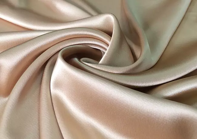 Seide froulju Silk (41 foto's): Satin mei badjas, lang echte seide en koart, read, swart en oare kleur 1580_15
