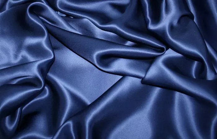 Seide froulju Silk (41 foto's): Satin mei badjas, lang echte seide en koart, read, swart en oare kleur 1580_16
