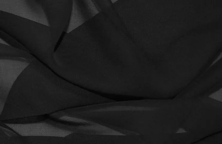 Svilena ženska svila (41 fotografije): saten s ogrtačem, dugotrajna svila i kratka, crvena, crna i druga boja 1580_20