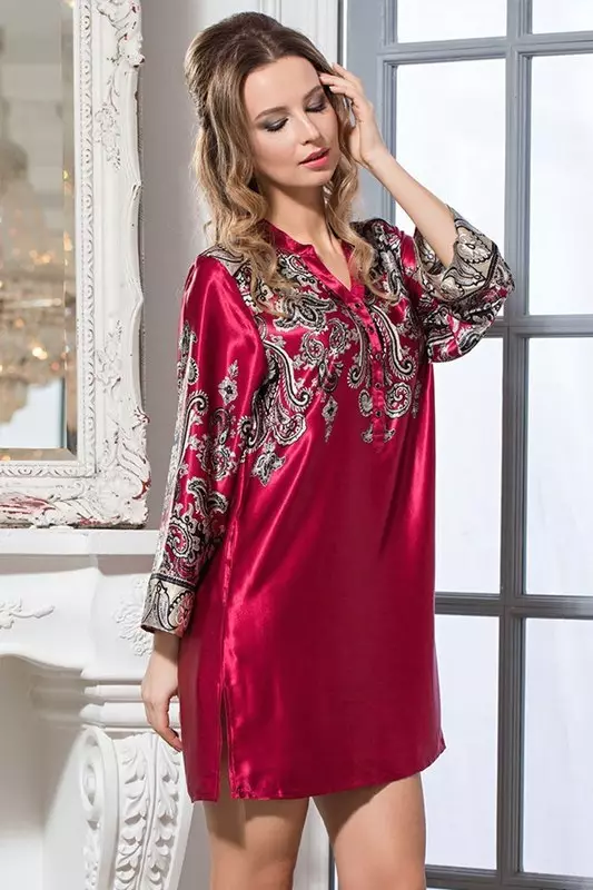 丝绸女子丝绸（41张照片）：缎面带浴袍，长时间的真丝，短，红色，黑色等颜色 1580_6