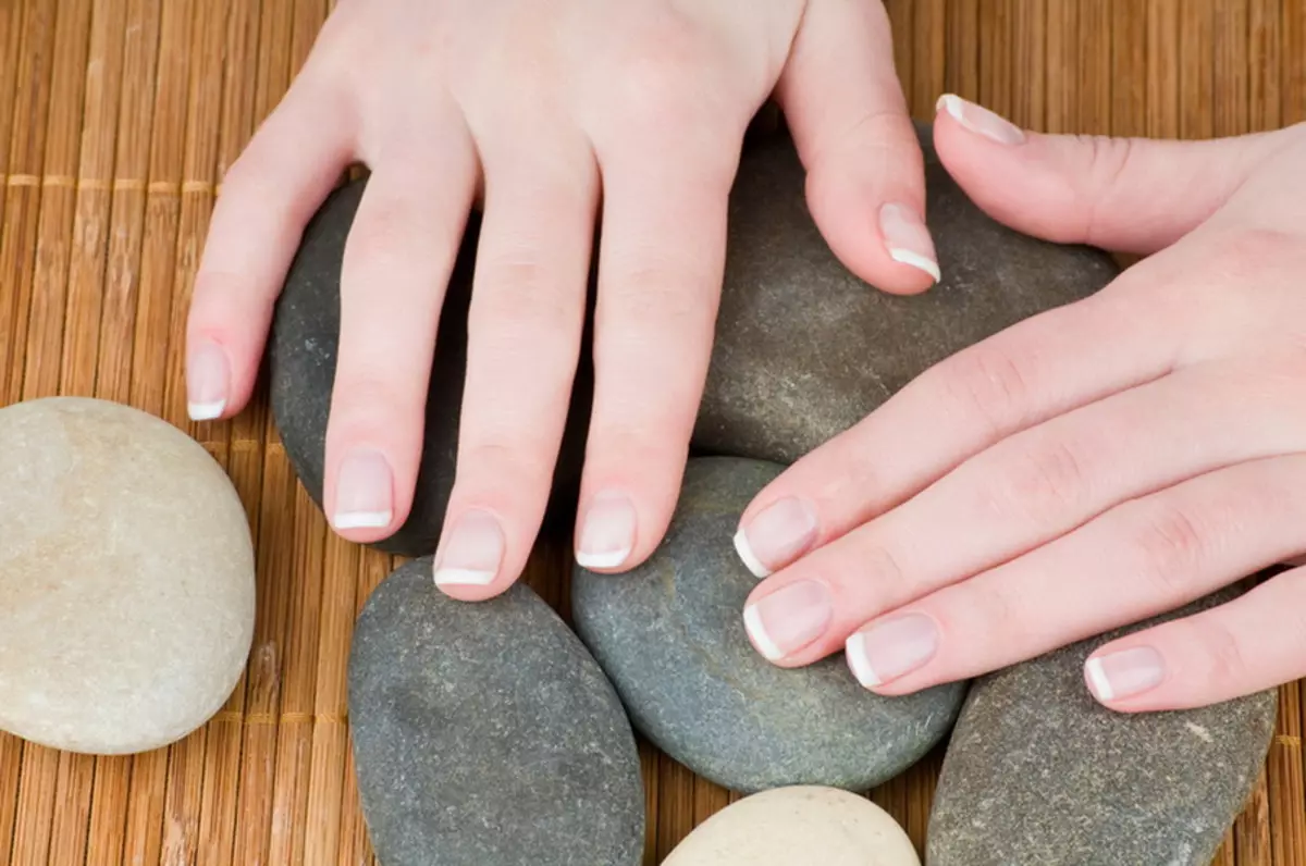 Que rápido crecen as uñas? Cantas uñas crecen durante un mes e a que velocidade? Causas do crecemento das uñas, cara arriba e ondas na man? 15811_24