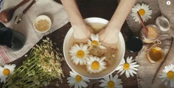 Hoe spijkers thuis te versterken? Is het mogelijk om brosse nagels te smeren op de handen van jodium om te versterken? Hoe butty en andere olie uit de apotheek te gebruiken? 15820_12