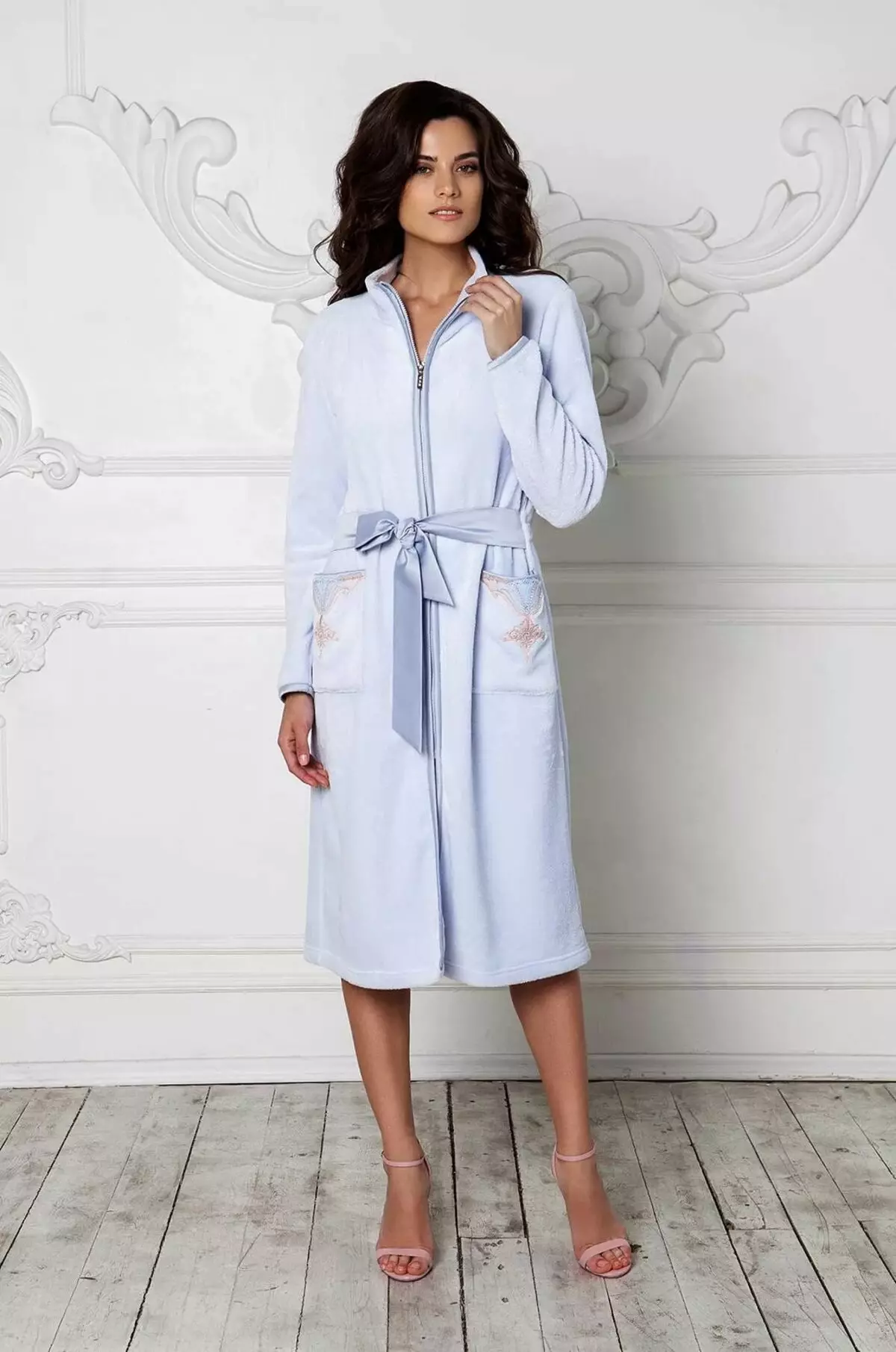 Baika Bathrobe (36 mga larawan): mga modelo para sa mga grandmothers at malalaking sukat, pati na rin ang mga pagpipilian ng kababaihan na may amoy at sa butcher buttons 1582_17