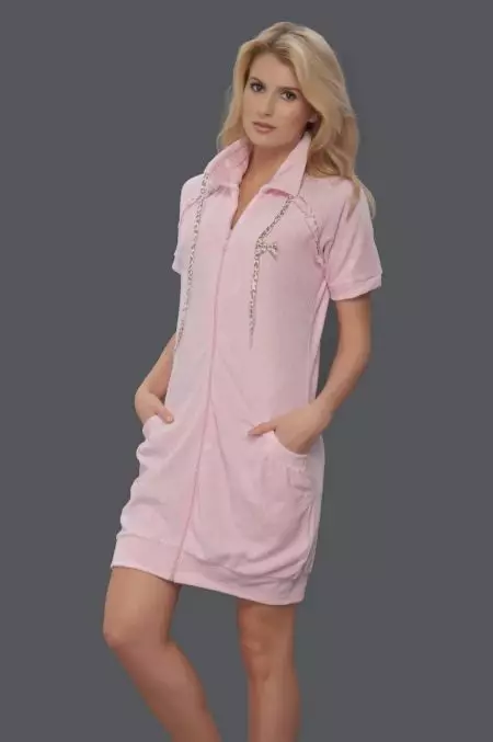 Baika Bathrobe (36 mga larawan): mga modelo para sa mga grandmothers at malalaking sukat, pati na rin ang mga pagpipilian ng kababaihan na may amoy at sa butcher buttons 1582_6