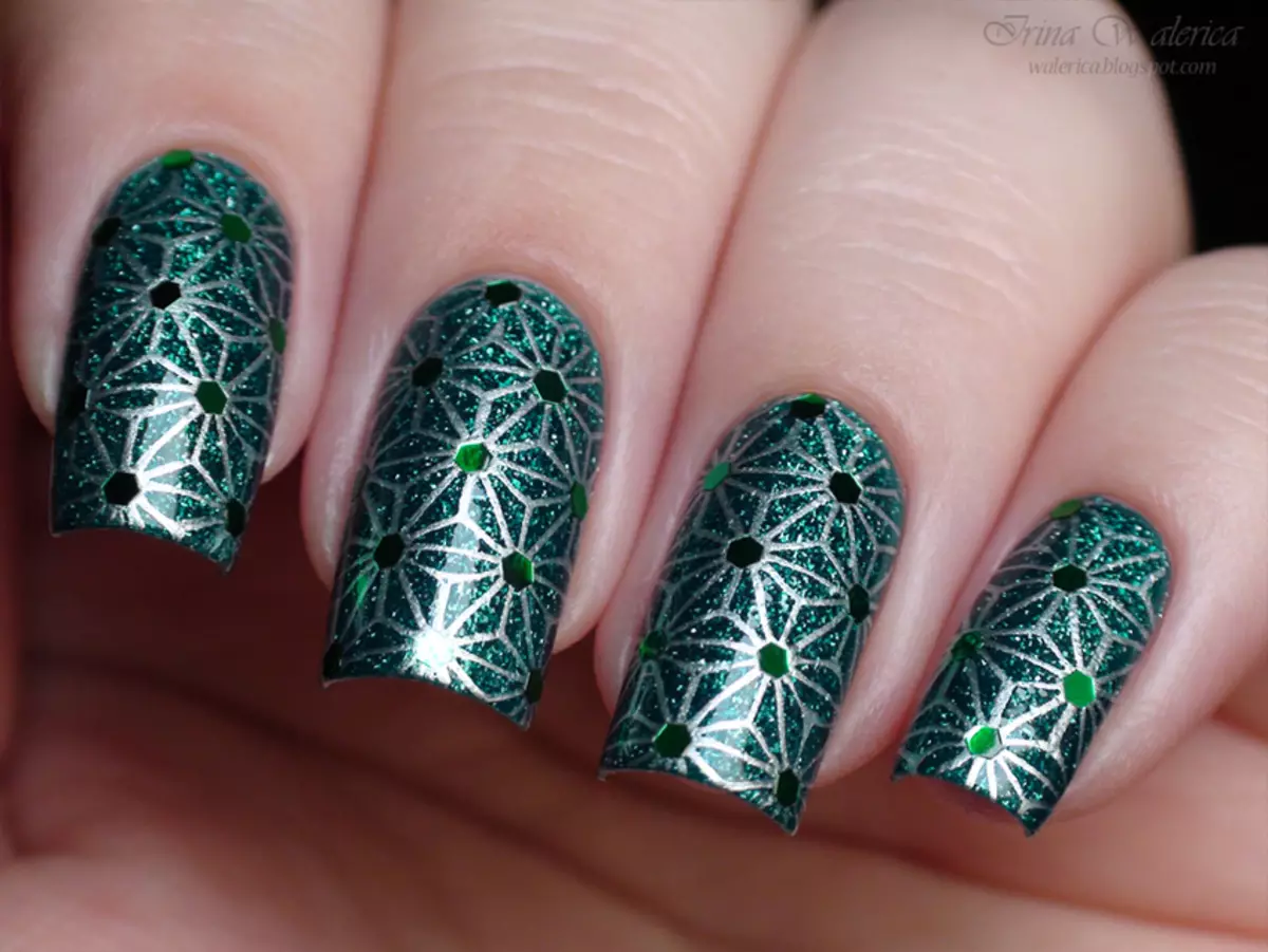 Стемпинг на зелёные ногти новогодний