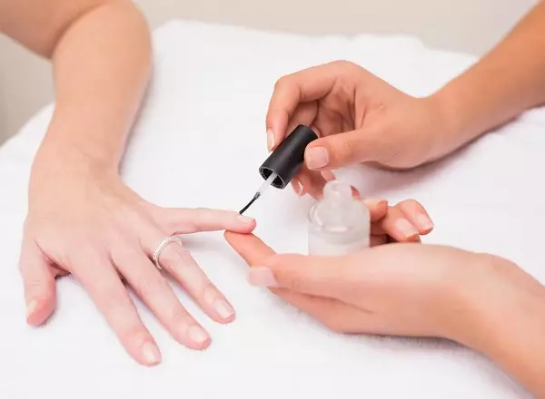 Bessless Nail Primer: Wat is it en hoe't jo it brûke? Funksjes en tips oer de seleksje fan primer 15833_6