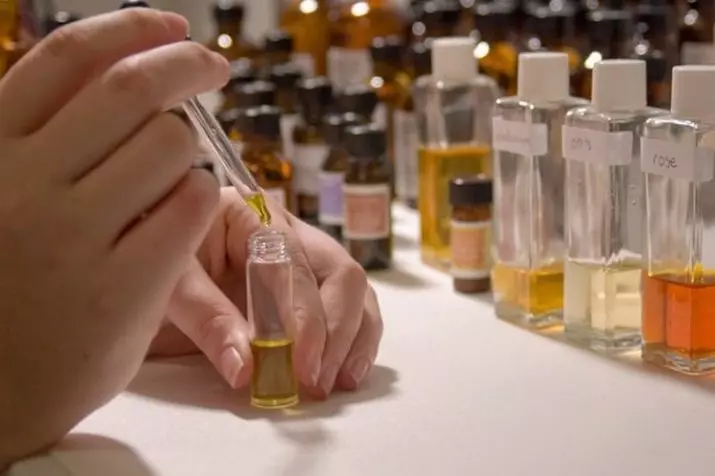 Si të bëni parfum nga vajrat esenciale në shtëpi? Recetë për gatim me duart tuaja të bazuara në natyrë 15845_13