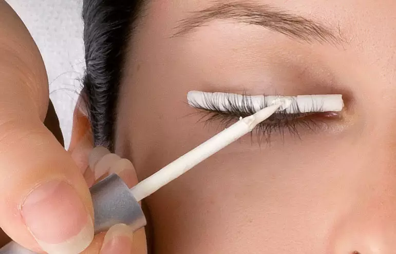 Beautiful eyelashes: how to make cilia beautiful? Natural painted eyelashes, care and use of funds 15888_23