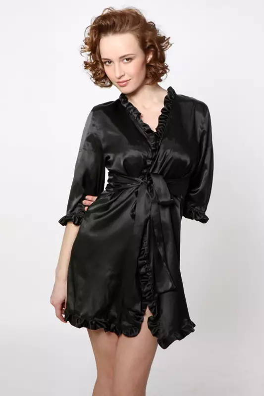 Black Silk Bathrobe (24 mga larawan): Mga mahabang modelo ng kababaihan at puntas 1588_15