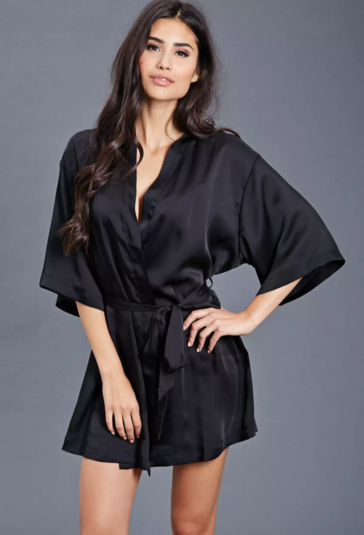 Black Silk Bathrobe (24 mga larawan): Mga mahabang modelo ng kababaihan at puntas 1588_23