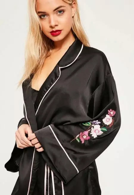 Black Silk Bathrobe (24 mga larawan): Mga mahabang modelo ng kababaihan at puntas 1588_7