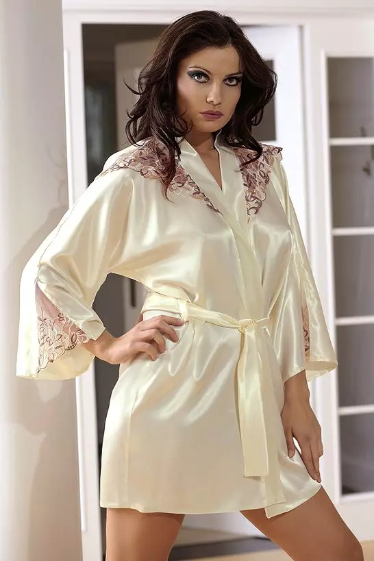 وائٹ ریشم bathrobe (21 فوٹو): عورتوں کے ماڈل دلہن کے لئے اور ہر روز کے لئے 1589_12