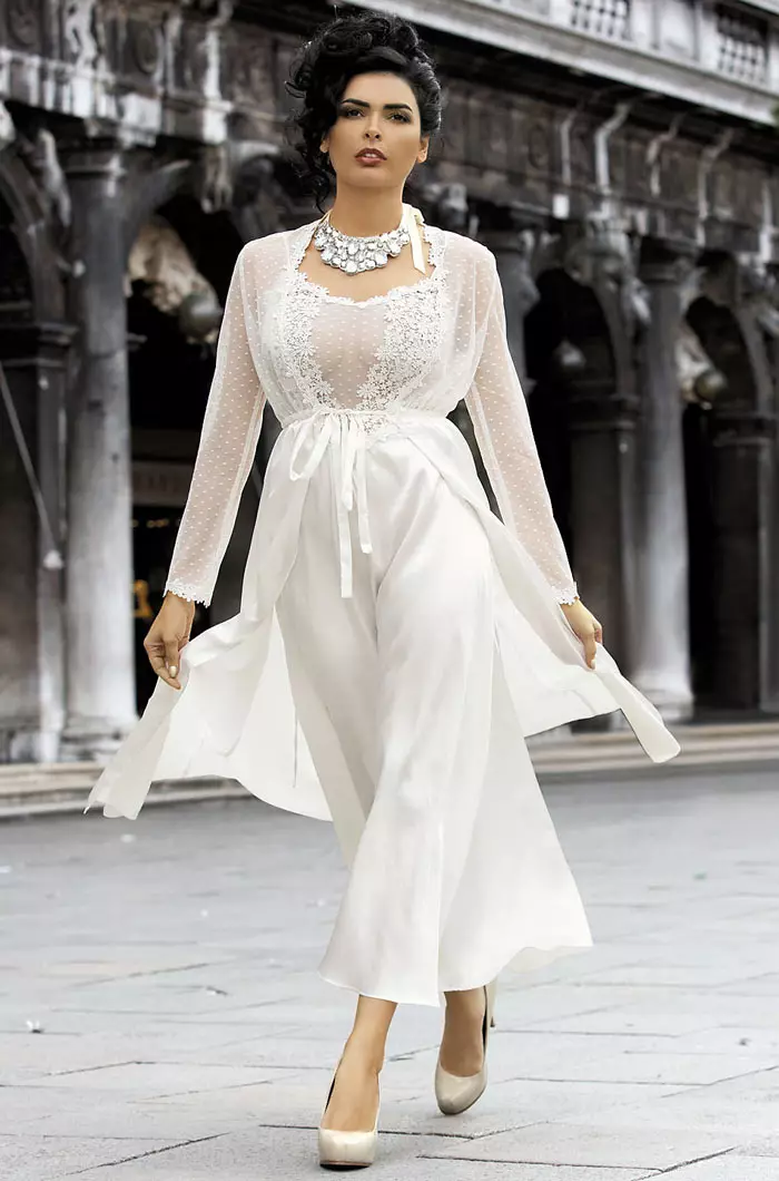 Albornoz de seda blanco (21 fotos): modelos de mujer para la novia y para todos los días 1589_18