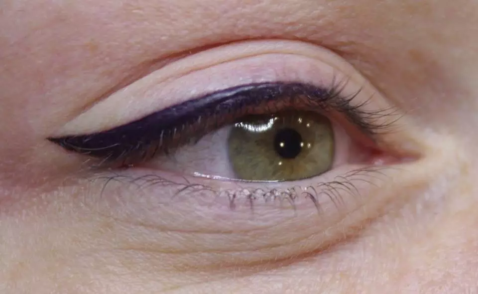 ריסים קעקוע (27 תמונות): איך זה נעשה? טיפול אחרי איפור קבוע. מתי אתה יכול לצייר את העיניים אחרי גיל העפעף? תכונות של biotuage. 15909_11