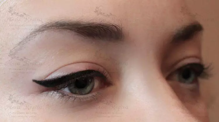 Tattoo Eyelash (27 wêne): Ew çawa tê kirin? Lênêrîna piştî çêkirina mayînde. Kengî dikare piştî temenê eyelikê çavên xwe bikişînin? Taybetmendiyên Biiotuage 15909_12