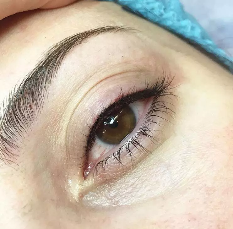 Tattoo Eyelash (27 wêne): Ew çawa tê kirin? Lênêrîna piştî çêkirina mayînde. Kengî dikare piştî temenê eyelikê çavên xwe bikişînin? Taybetmendiyên Biiotuage 15909_7