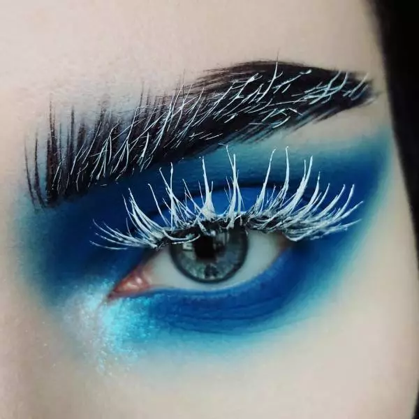 White eyelashes (34 photos): Who will suit the extensive eyelashes of white color? How to make makeup? 15914_15