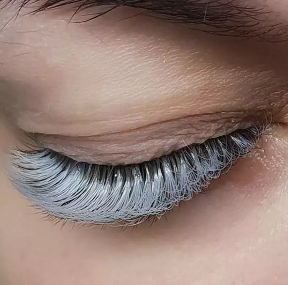 White eyelashes (34 photos): Who will suit the extensive eyelashes of white color? How to make makeup? 15914_26