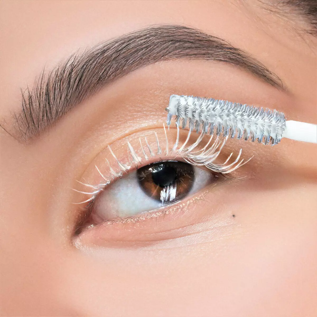 White eyelashes (34 photos): Who will suit the extensive eyelashes of white color? How to make makeup? 15914_27