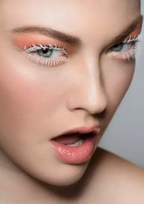 White eyelashes (34 photos): Who will suit the extensive eyelashes of white color? How to make makeup? 15914_6