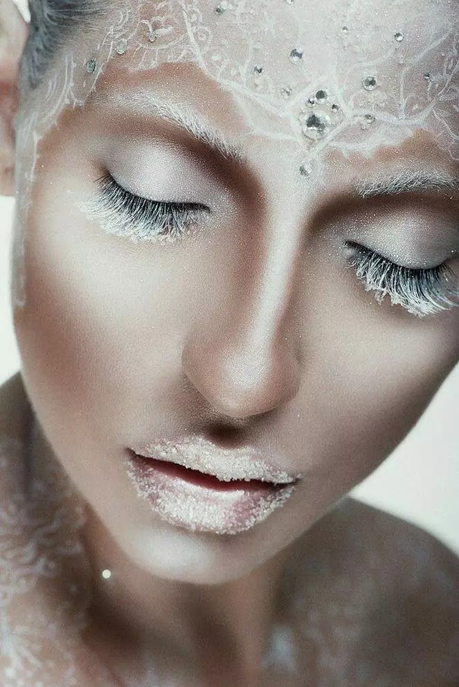White eyelashes (34 photos): Who will suit the extensive eyelashes of white color? How to make makeup? 15914_7