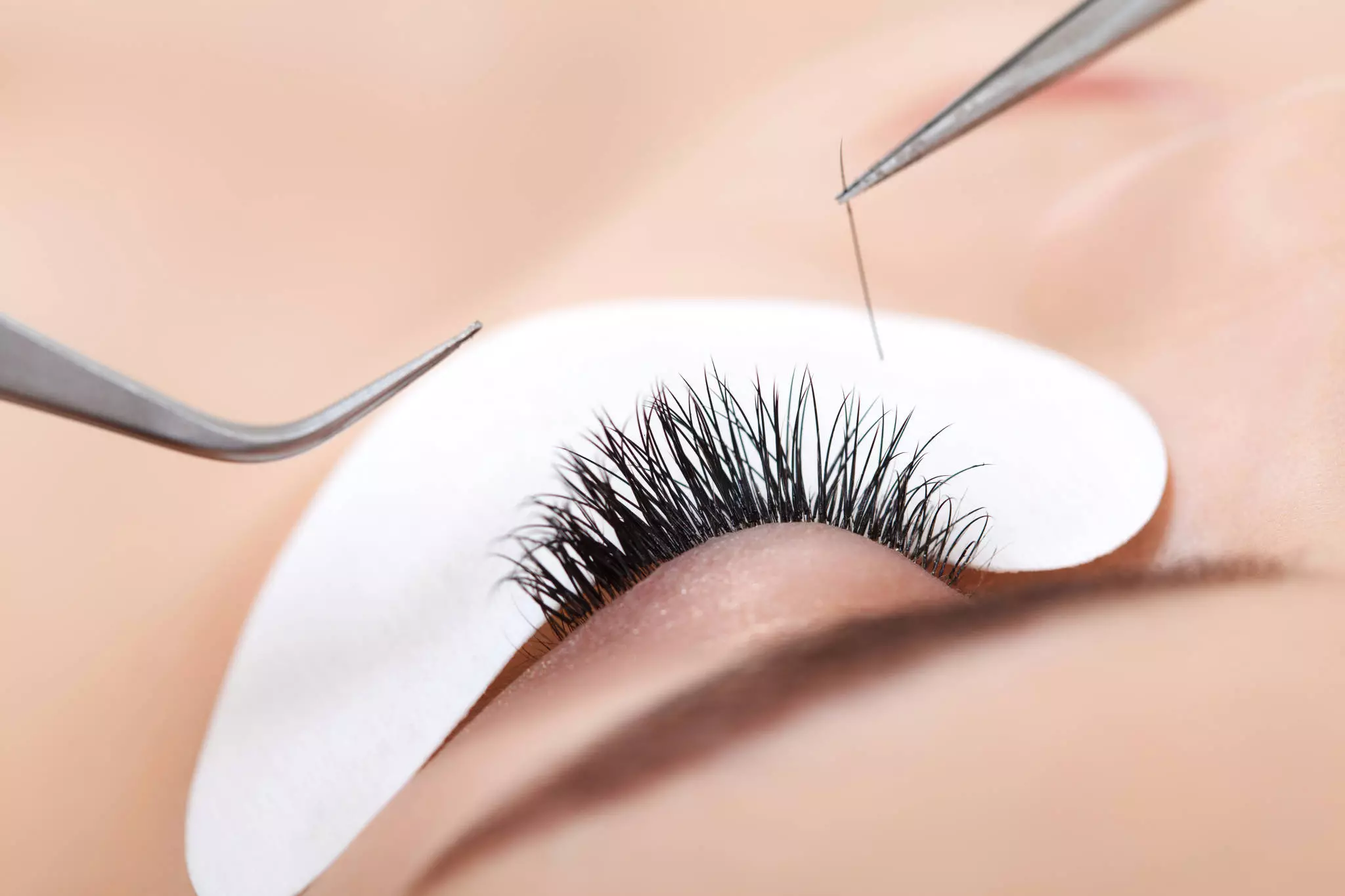 Extension of the classic eyelashes (79 photos): effect before and after, length and volume, diagram and types of eyelashes look, how much time increases, reviews 15932_15