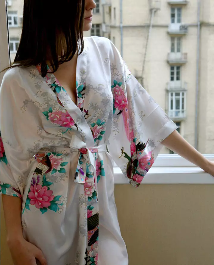 Kimono ອາບນໍ້າ 59 ຮູບ: ການແຕ່ງຕົວແຕ່ງຕົວຂອງຜູ້ຍິງທີ່ສວຍງາມໃນແບບ kimono, ຍີ່ປຸ່ນ, lace 1595_12