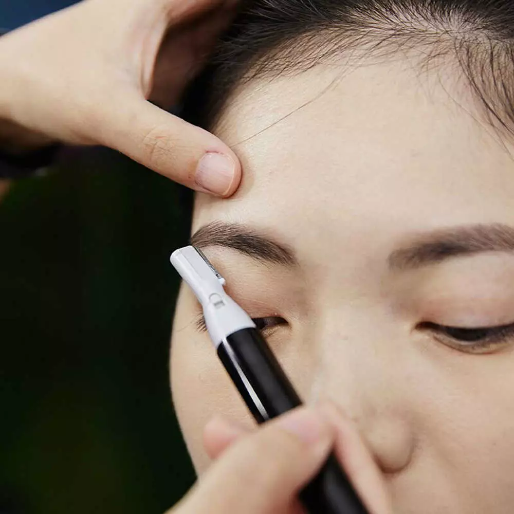 眉毛のためのトリマー：鼻と耳の女性と男性。それらの使い方は？どのように選択するか、トリマーを集めてあなたの眉毛をカットしますか？ベストの電気カリフォルトトリマー、レビュー 15984_37