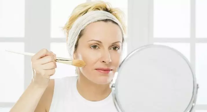 Make-up Na 40 jaar (60 foto's): verjongen voor vrouwen voor elke dag en leeftijd de juiste avondmake-up. Hoe ze op te stappen om ze thuis te maken? 16008_35