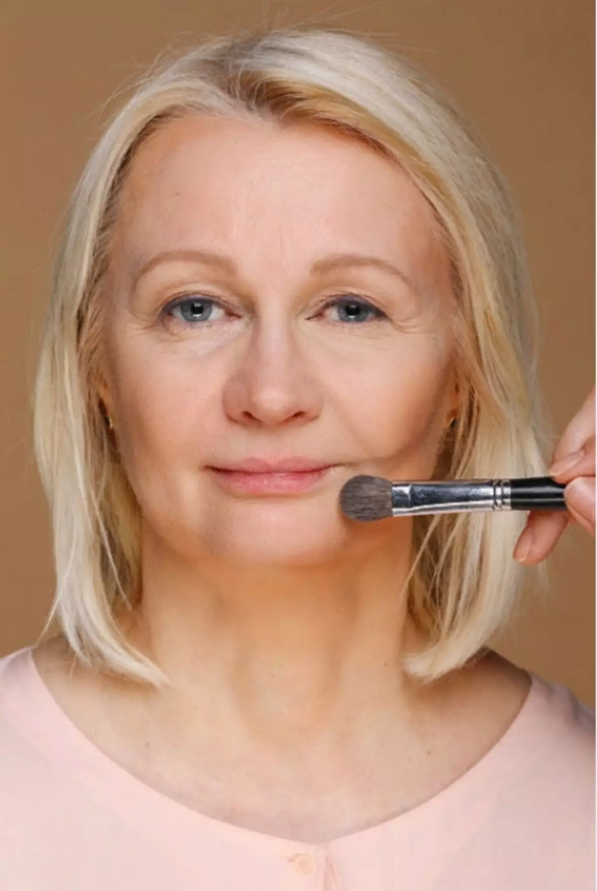 Make-up po 40 letech (60 fotografií): omlazení žen pro každý den a věk správný večerní make-up. Jak je postoupit, aby byly doma? 16008_37