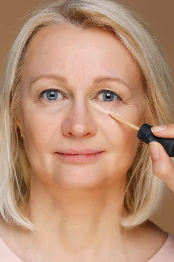 Maquillaje después de 40 años (60 fotos): Rejuvenecimiento para mujeres para todos los días y la edad correcta de maquillaje de la noche. ¿Cómo alisarlos para hacerlos en casa? 16008_39