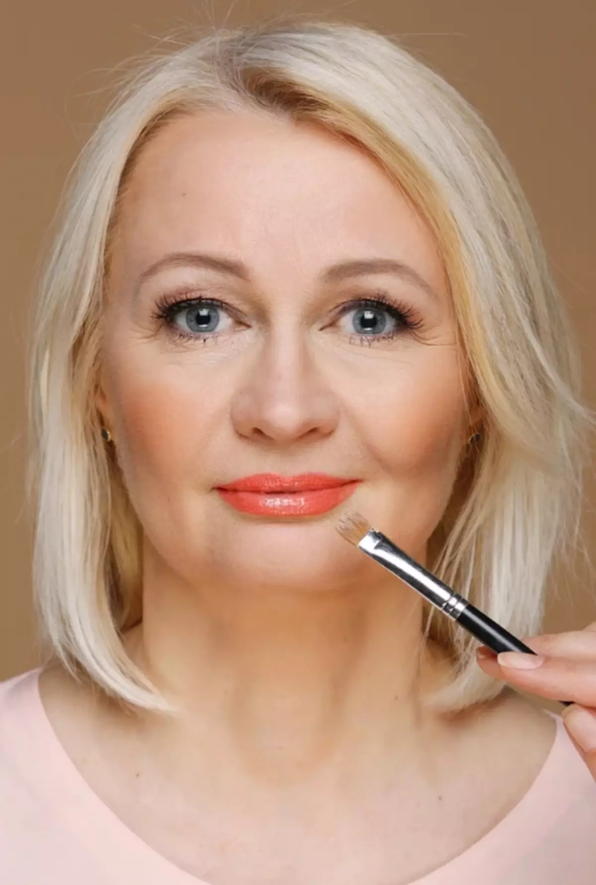 Make-up po 40 letech (60 fotografií): omlazení žen pro každý den a věk správný večerní make-up. Jak je postoupit, aby byly doma? 16008_41