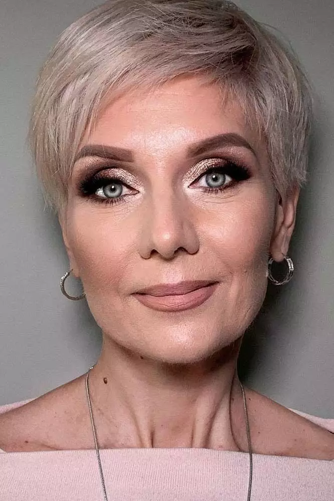Make-up Na 40 jaar (60 foto's): verjongen voor vrouwen voor elke dag en leeftijd de juiste avondmake-up. Hoe ze op te stappen om ze thuis te maken? 16008_57