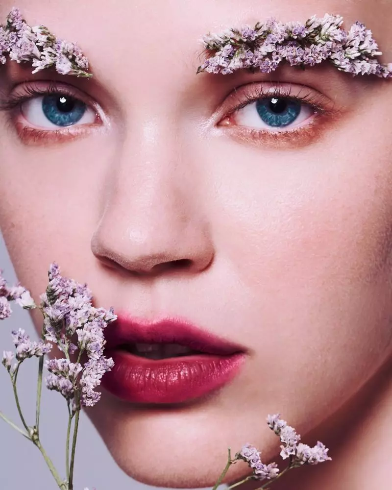 Make-up met bloemen: mooie bloemen meikap op gezichten Stap voor stap, de beste opties en functies 16009_15